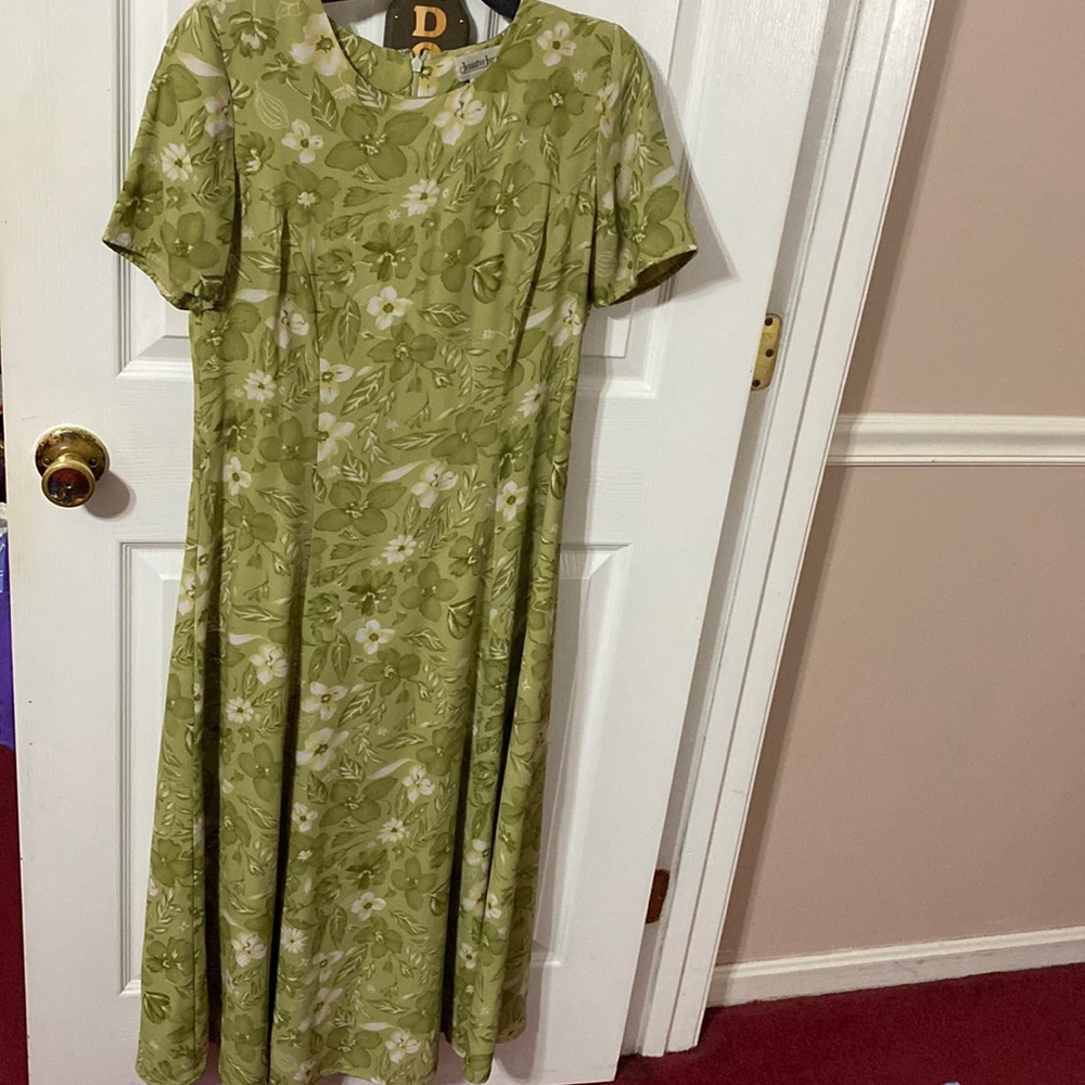 Jennifer James ladies fully lined dress; size 6